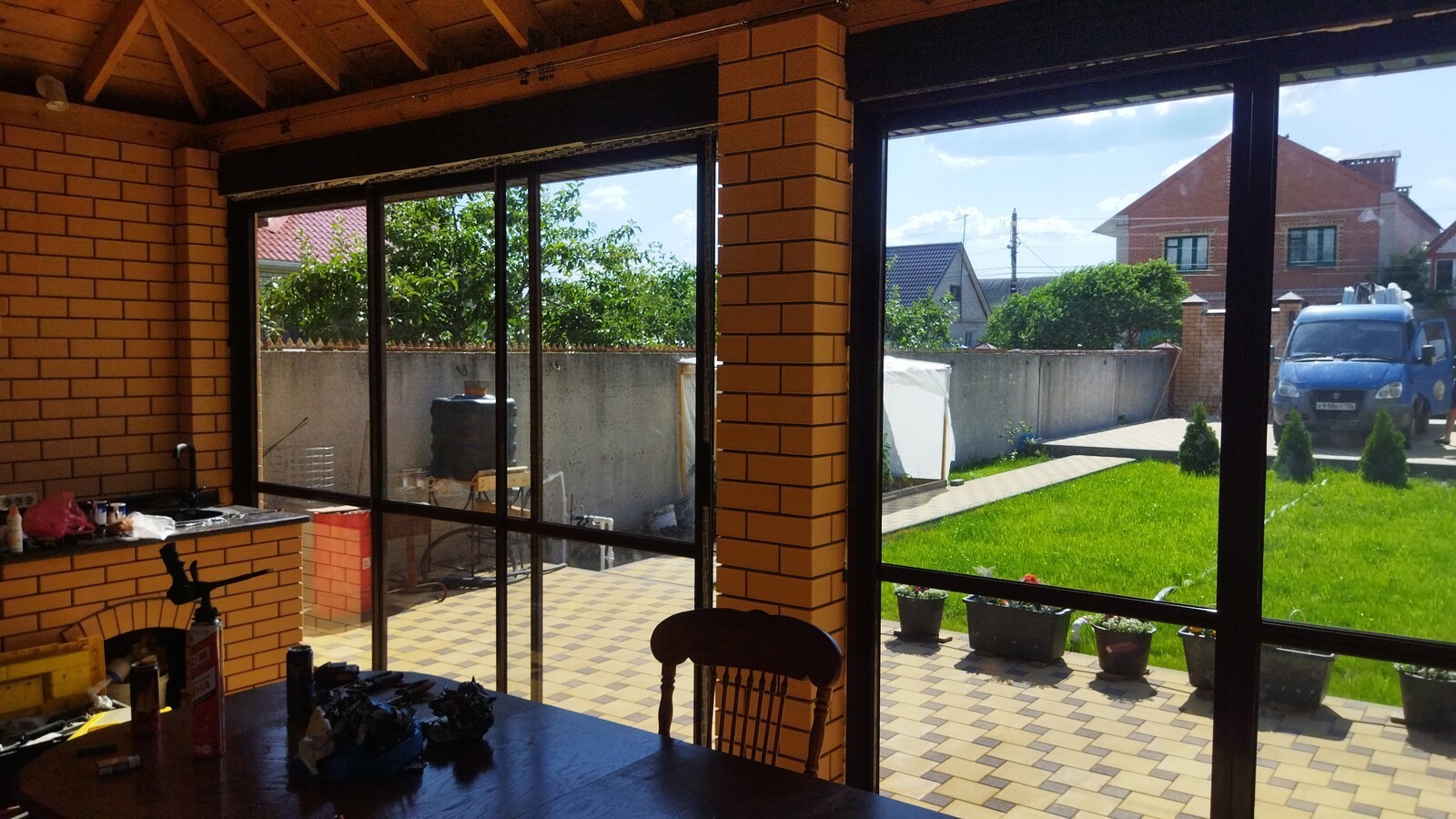 Раздвижные двери для террасы с большими энергосберегающими стеклопакетами. Остекление этого объекта в Воронеже делали летом 2024 года.