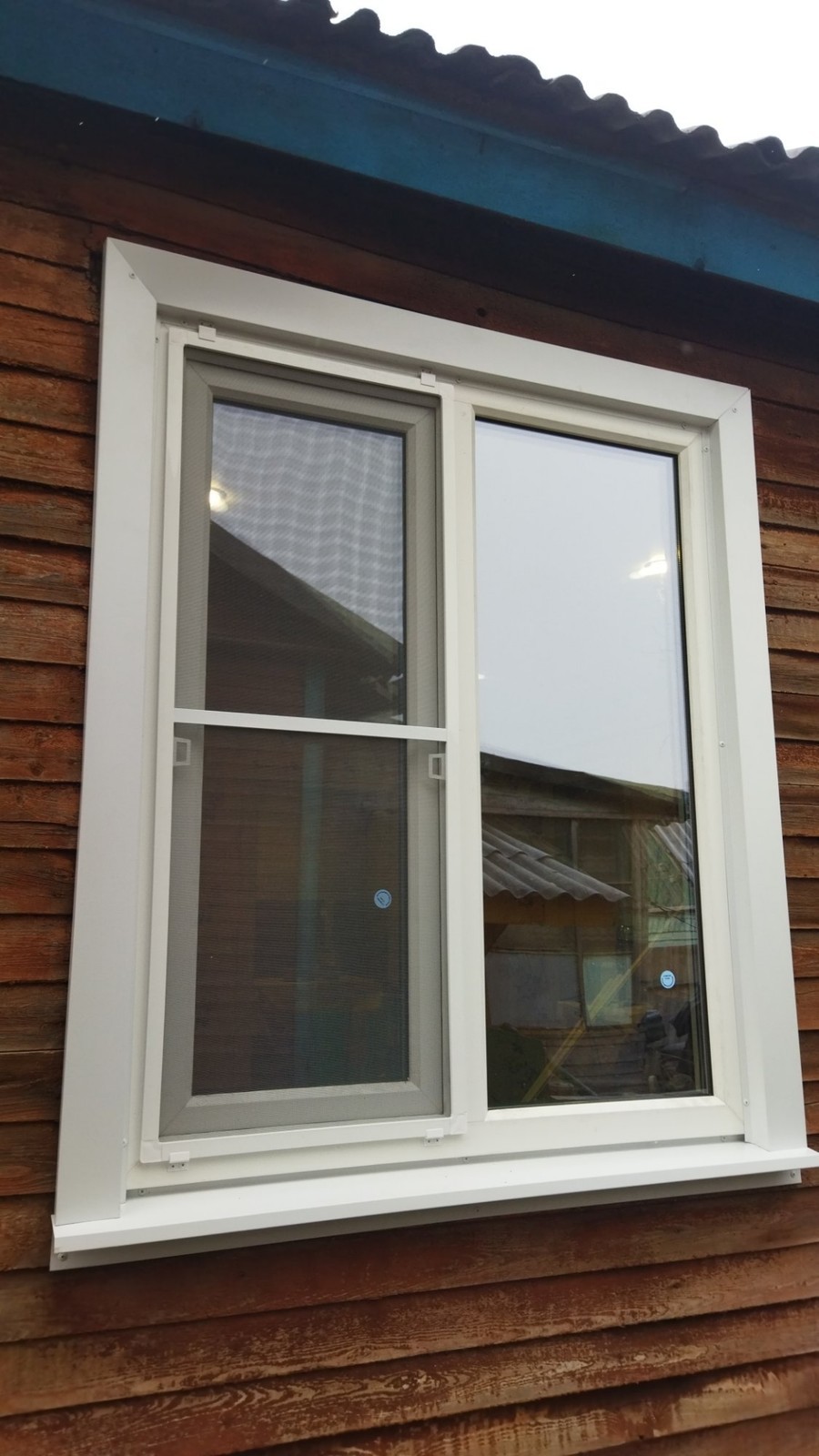 Установили новое двустворчатое окно с поворотно-откидной фурнитурой и антимоскитной сеткой. Белый профиль. Пригород Воронежа 2025 год.