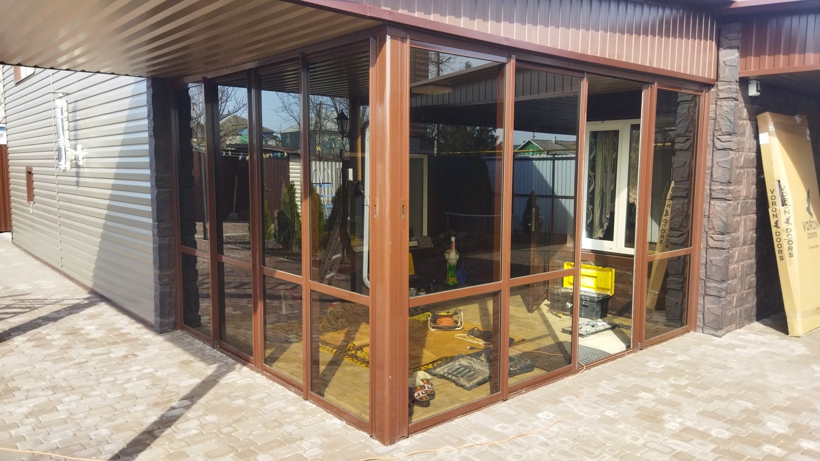 Профиль Рехау. Панорамное остекление веранды, французское окно, город Воронеж. Апрель 2025 года.