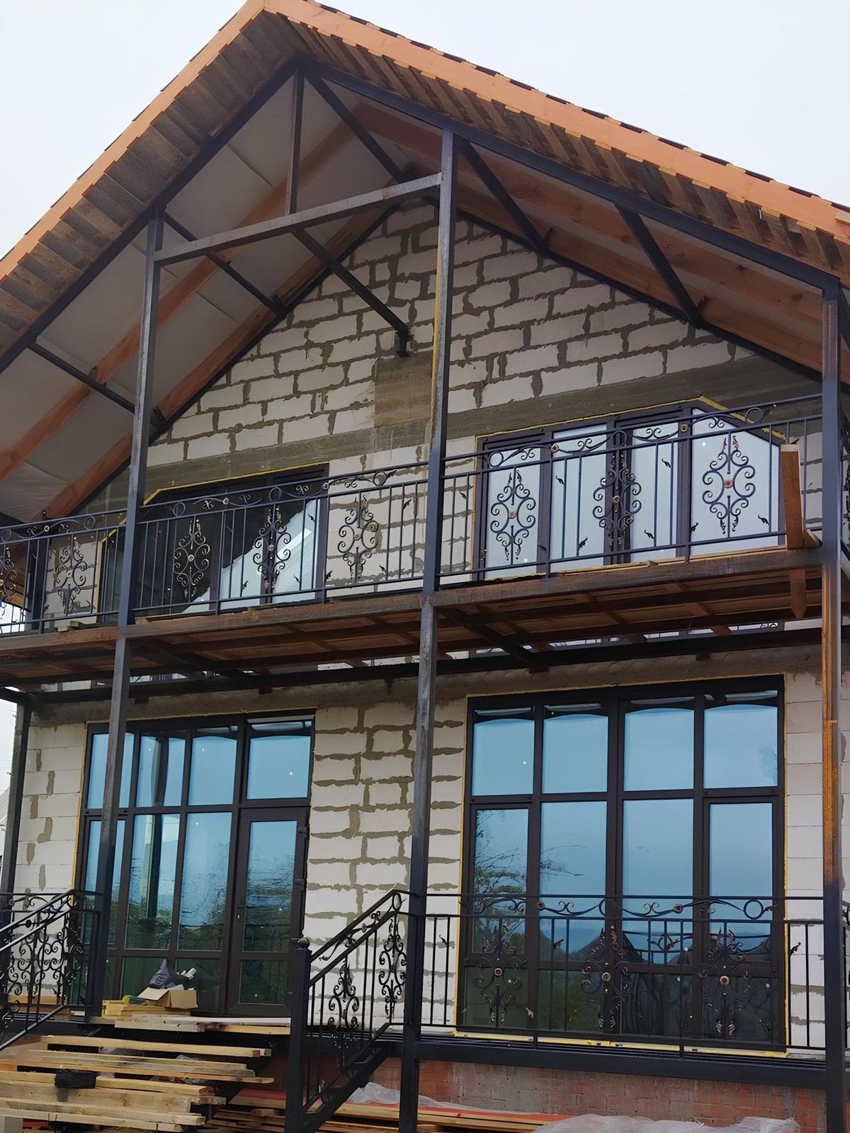 Панорамное остекление нового дома из газоблока в два этажа. Профиль Рехау Intelio с энергосберегающими стеклопакетами. Устанавливали «под ключ» в 2024 году в Воронеже. Фасад дома готовят к отделке.