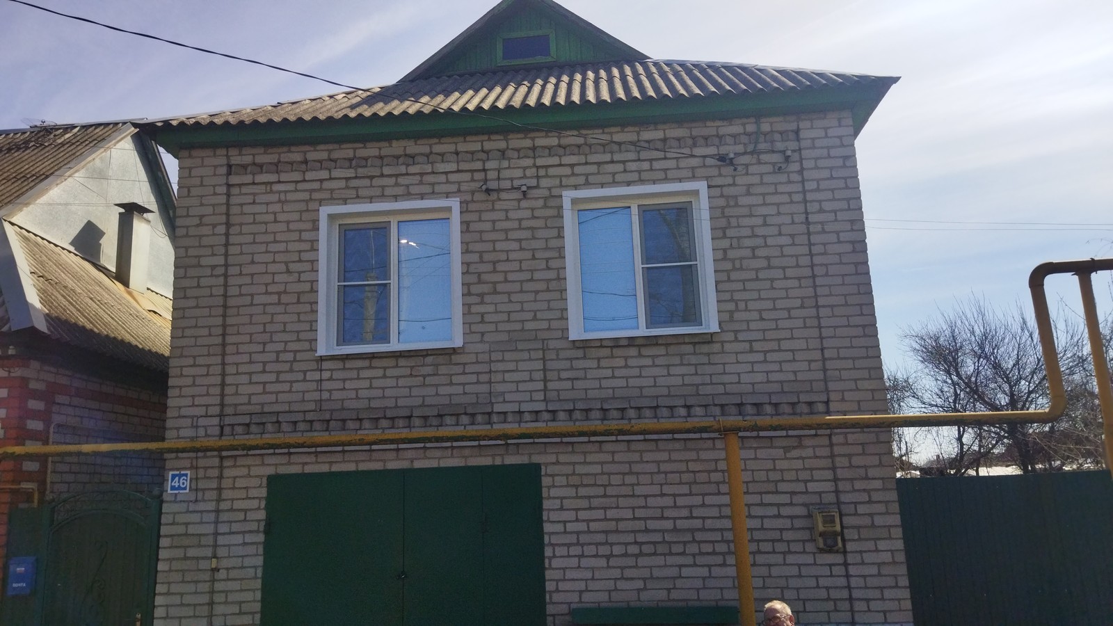 Замена окон в жилом доме в Воронеже. Белые двустворчатые окна Рехау энергосберегающими стеклопакетами. Москитные сетки, отливы, откосы из сэндвич панелей. Доставка и установка. Апрель 2025 года.