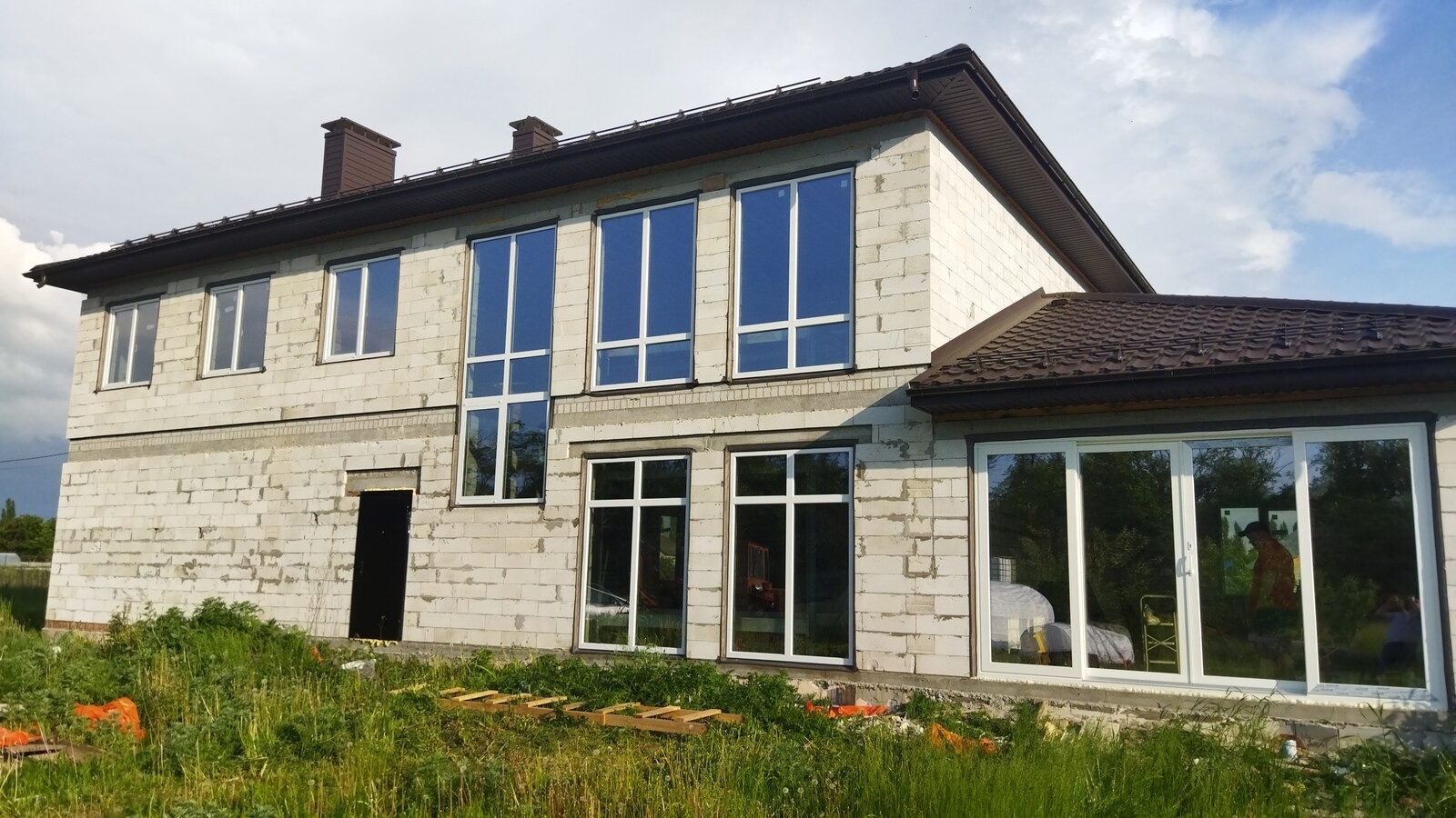 Большие окна для двухэтажного коттеджа в пригороде Воронежа. Остекление делали «под ключ» из профиля Рехау Интелио с энергосберегающими стеклопакетами. Лето 2024 года.