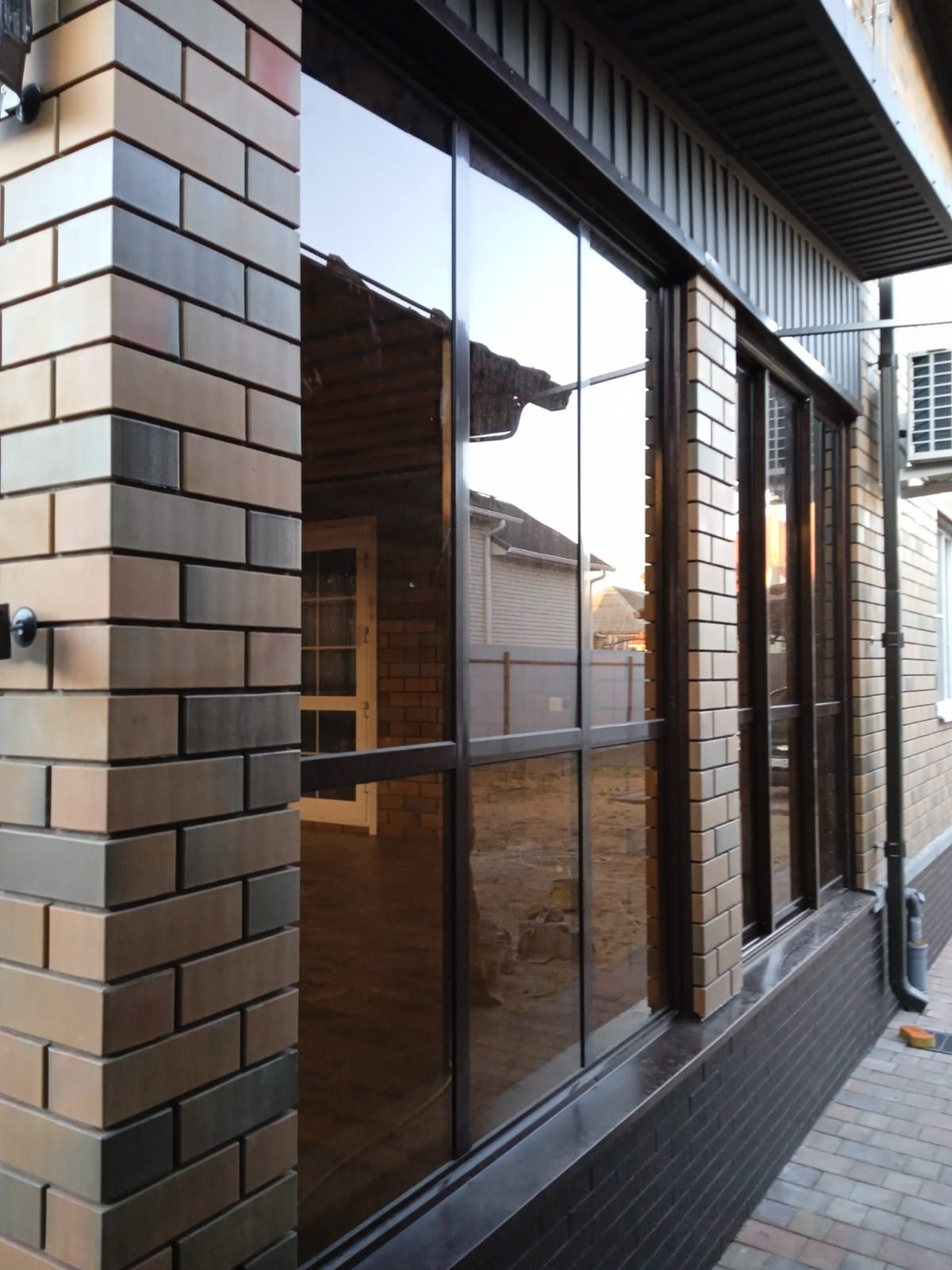 Остекление террасы (веранды) панорамными окнами из профиля Rehau Intelio. Лето 2024 года, пригород Воронежа. Наша установка «под ключ».