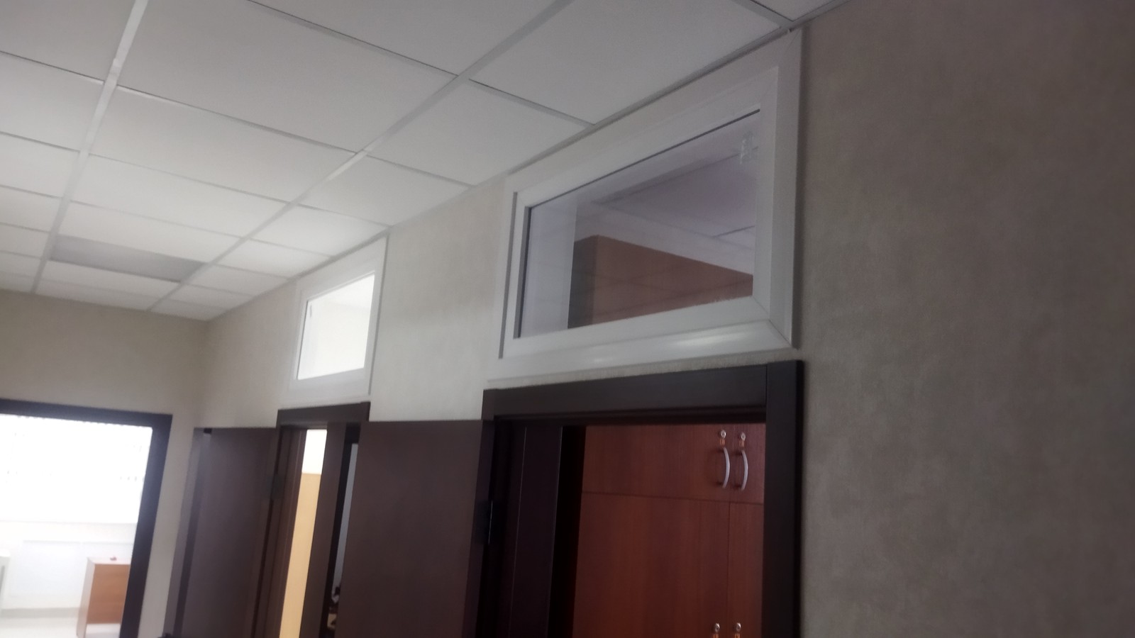 Прямоугольные фрамуги над дверями с установкой до потолка для заказчика из Воронежа. Март 2025 года.