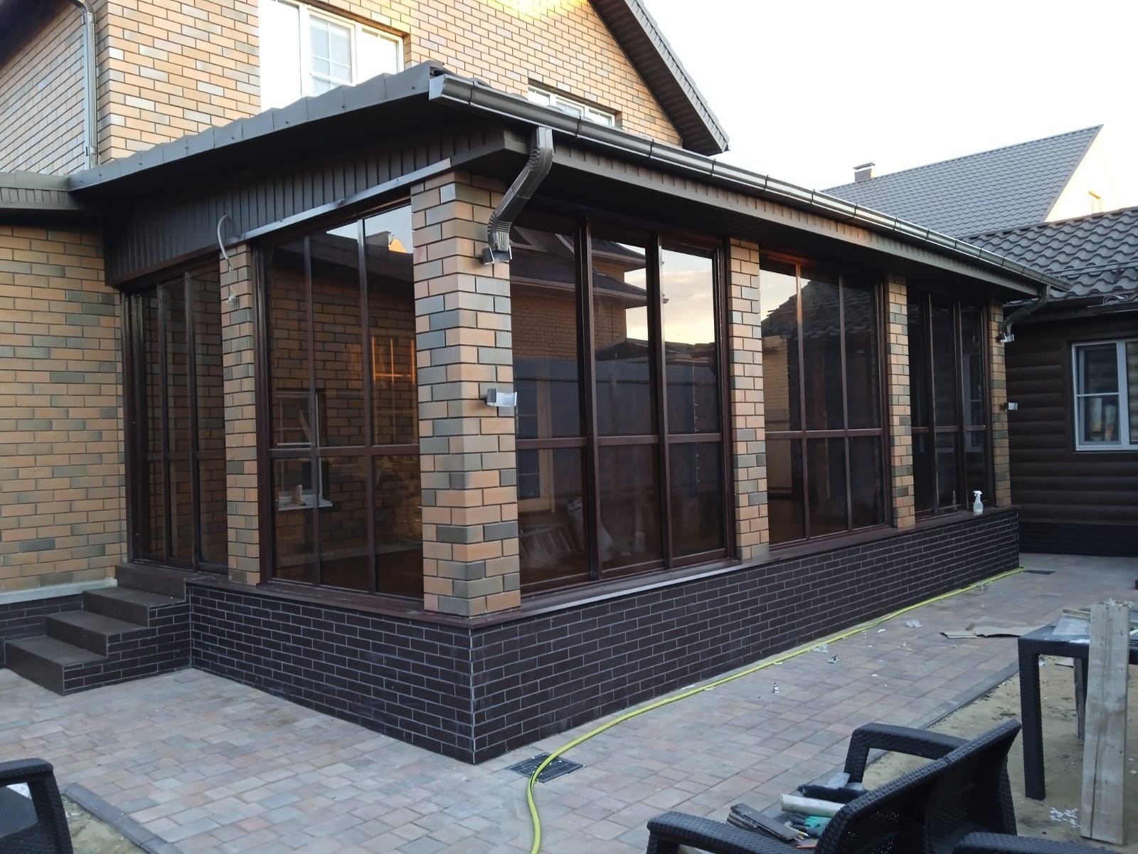 Остекление террасы (веранды) панорамными окнами. Лето 2024 года, пригород Воронежа. Профиль Рехау Интелио с энергосберегающими стеклопакетами. Наша установка «под ключ».