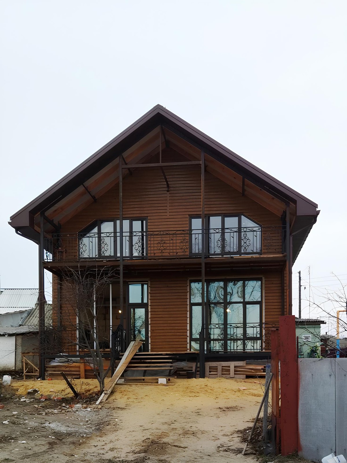 Панорамные окна нового дома из газоблока в два этажа в Воронеже в 2024 году. Фасад уже закрыли облицовкой. Мы делали остекление дома «под ключ».