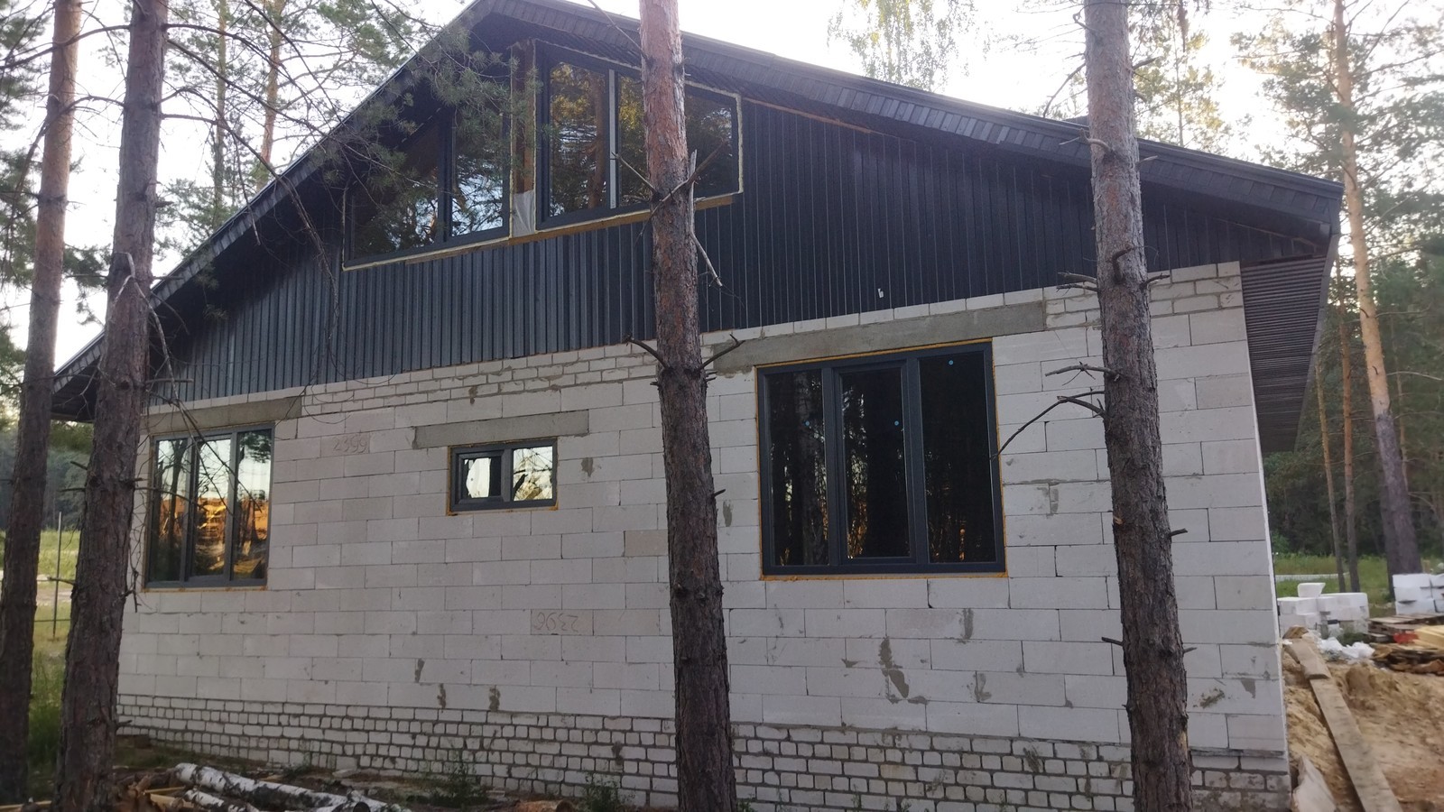 Остекление загородного дома из газоблоков в пригороде Воронежа в 2024 году. Профиль Rehau Intelio с энергосберегающими стеклопакетами. Работы выполнили «под ключ».