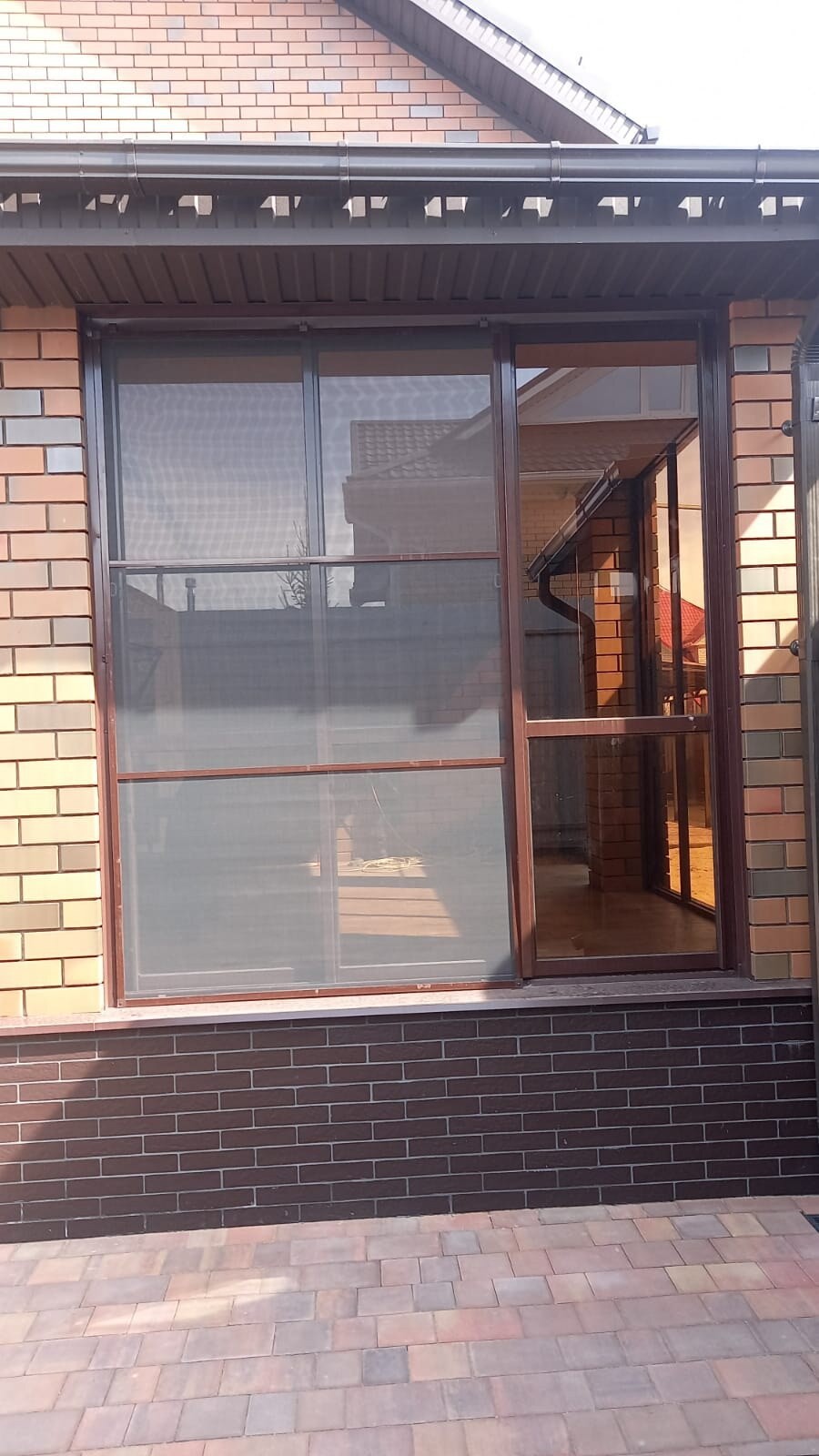 Терраса с большими окнами из профиля Rehau Intelio. Створка для проветривания.