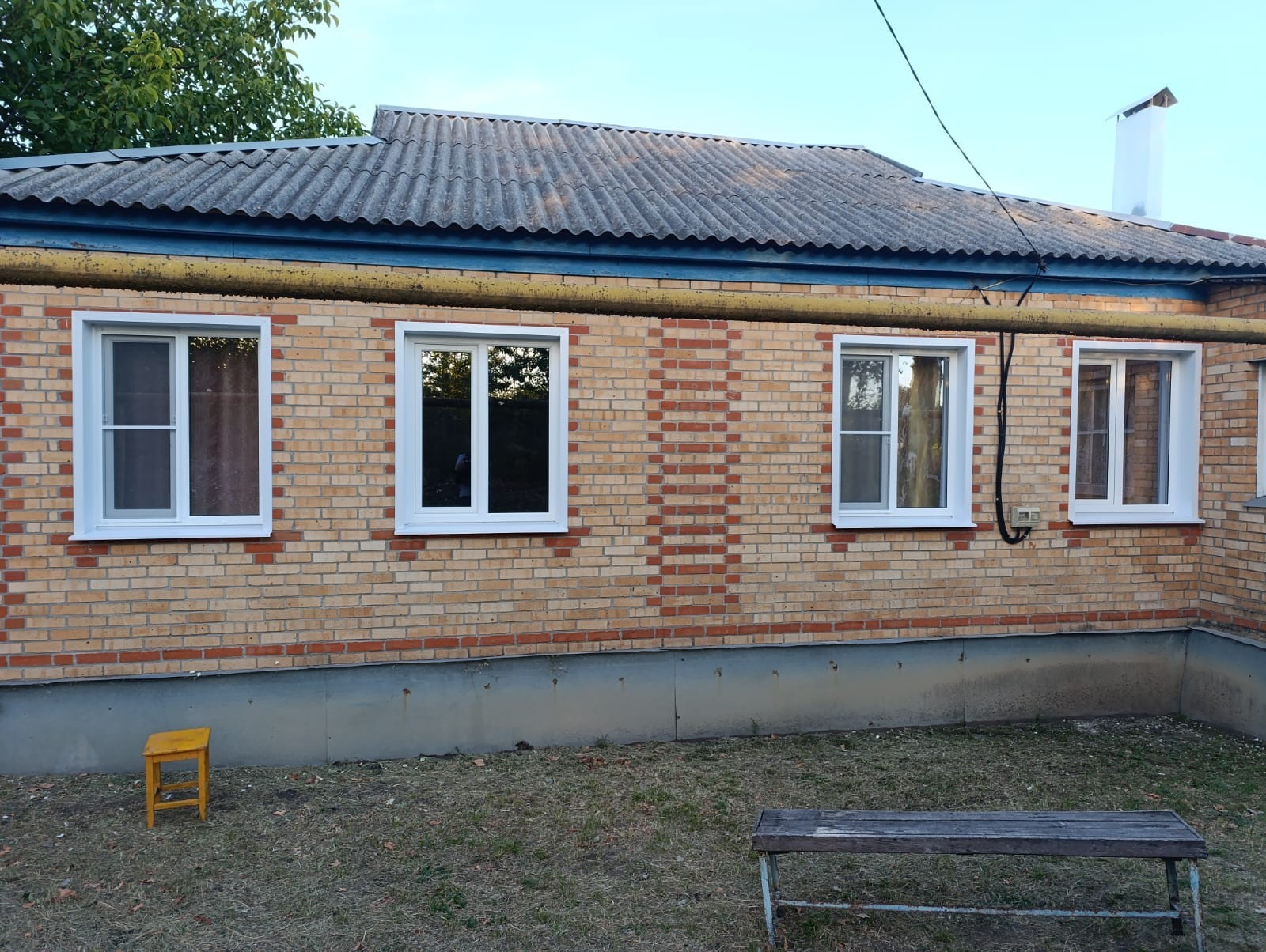 Замена окон в старом доме. Двустворчатые окна Рехау Константа со стандартными стеклопакетами. Установка отливов, подоконников и отделка откосов сэндвич панелями.